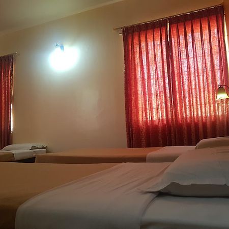 Tom'S Hotel Бангалор Экстерьер фото