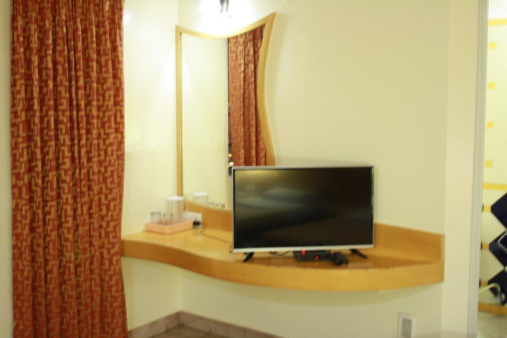 Tom'S Hotel Бангалор Экстерьер фото